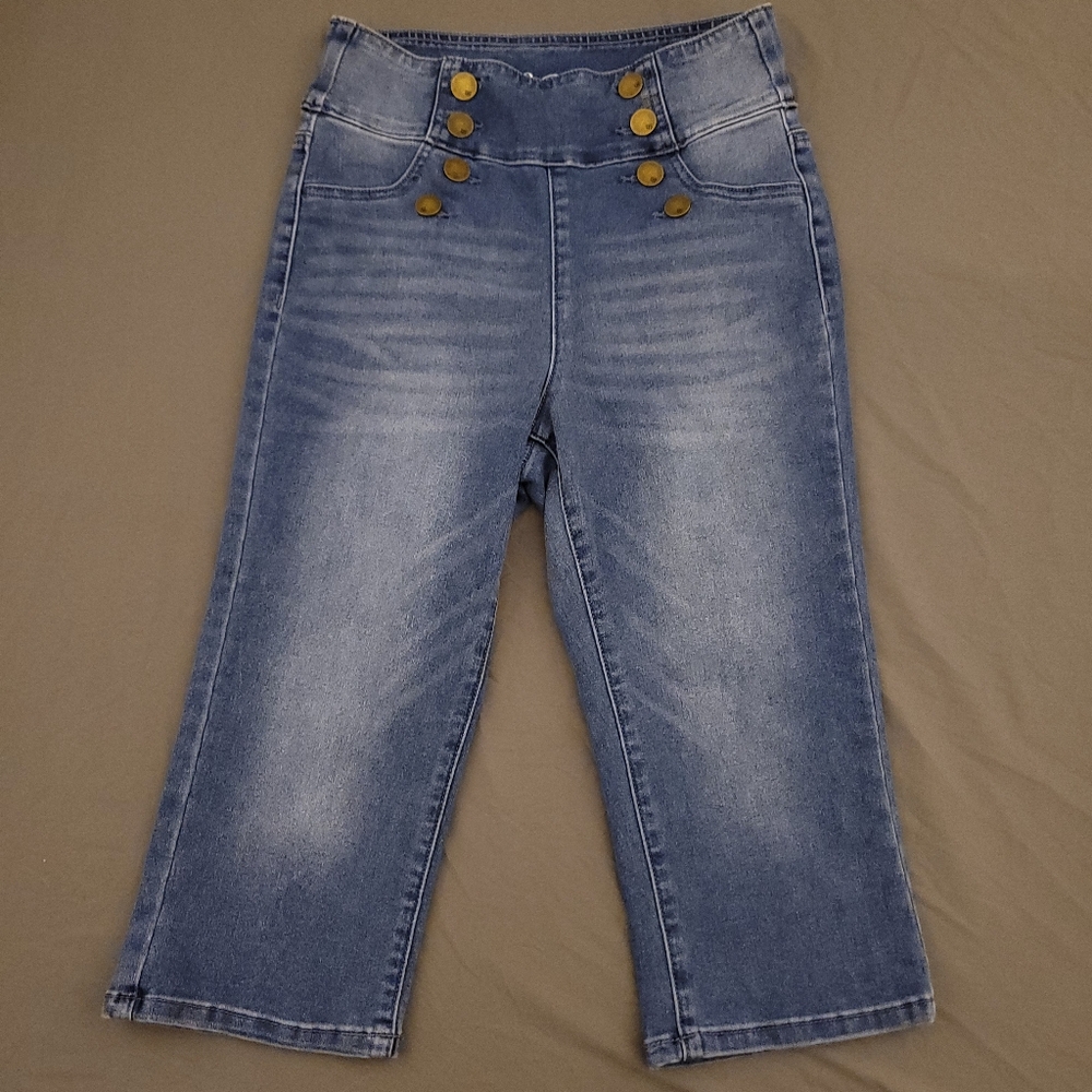 DG2 | Stretch Fit Button Detail Capri Pants XS